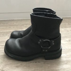 Men’s black boots
